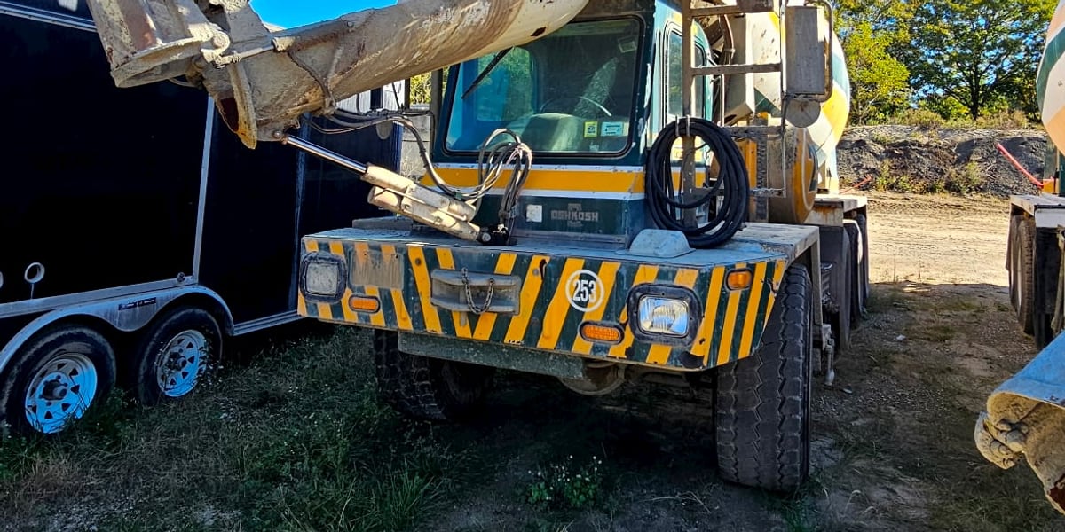 2014 Oshkosh Front Discharge Mixer, front chute (stock TM-253)